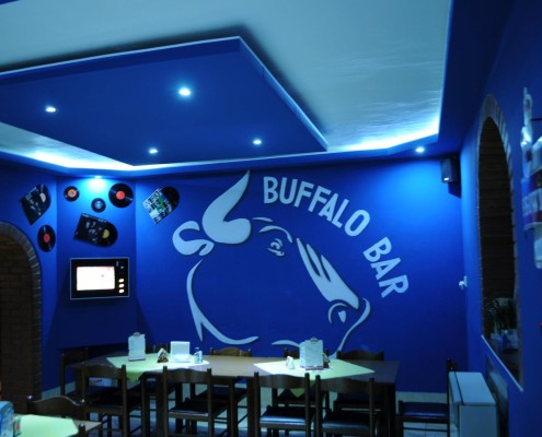 Místo: Boršice u Buchlovic Buffalo Bar Celková montáž LED osvětlení. Podhledové ostrůvky osázeny 4 kusy LED žárovkami GU10 3,6W,+ LED pásky v rozích místnosti viz: foto LED pásky použity pro nasvícení vitrín se sklenicemi.